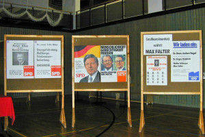 Alte Wahlplakate "schmücken" die Max-Josef-Halle